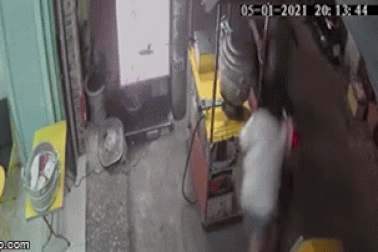 TPHCM: Tên trộm kéo lê cô gái hàng chục mét trên đường