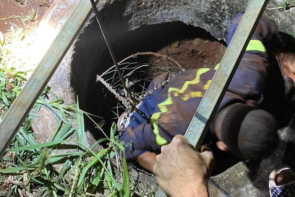 Cô gái trẻ mắc kẹt nhiều giờ dưới giếng sâu 18m - 2 Cô gái trẻ mắc kẹt nhiều giờ dưới giếng sâu 18m - 2