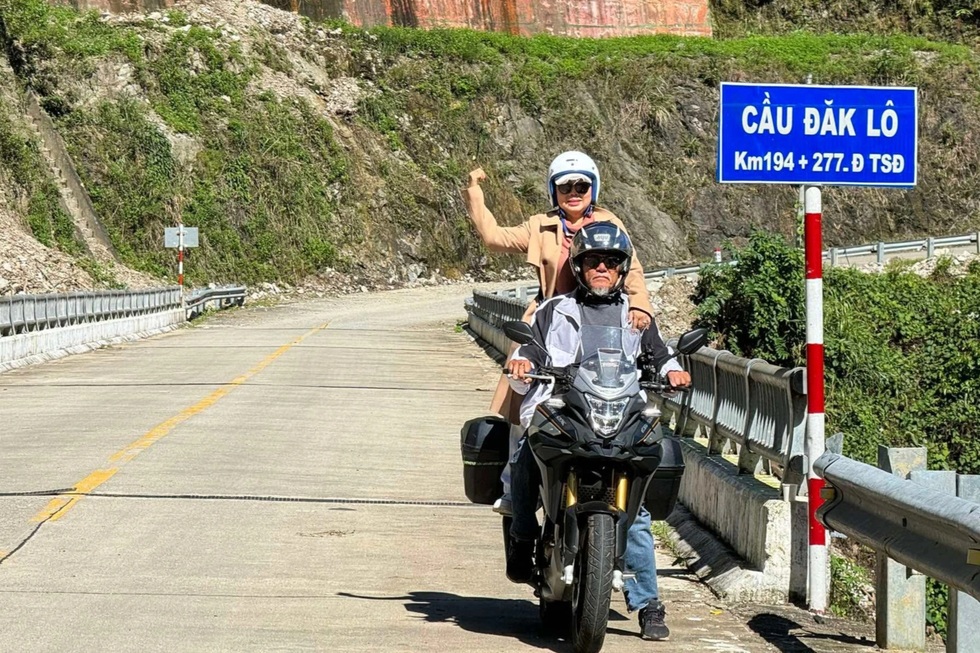 "Chàng 71 tuổi - nàng 64 tuổi" lái mô tô chinh phục 20 cung đường Việt Nam