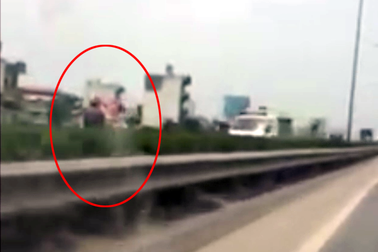 Xe máy “thách thức” tử thần trên đường vành đai 3