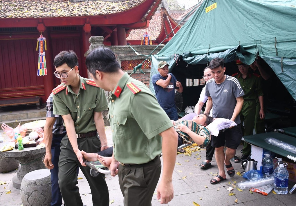 Nhiều người bị ngất khi đi lễ Đền Hùng - 2 Nhiều người bị ngất khi đi lễ Đền Hùng - 2