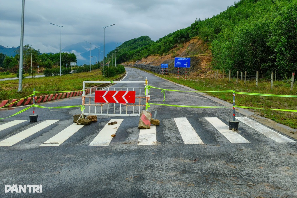 Đất đá tiếp tục sạt lở, tràn xuống tuyến đường vành đai phía Tây ở Đà Nẵng - 3