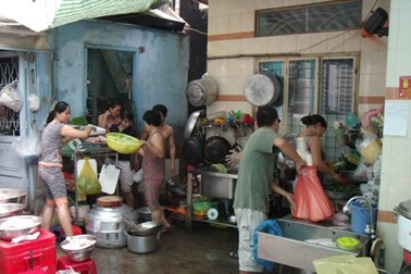 Bếp ăn tập thể: Đụng đâu cũng "nhiễm bẩn"