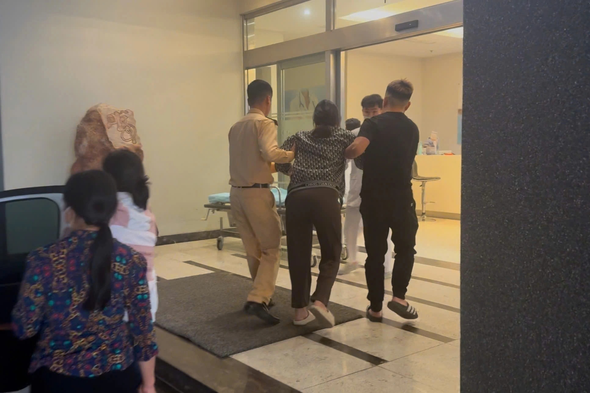 Traffic police guide car carrying pregnant woman through 11km traffic jam to hospital - 2 CSGT dẫn đường cho xe chở sản phụ sắp sinh vượt 11km ùn tắc tới bệnh viện - 2