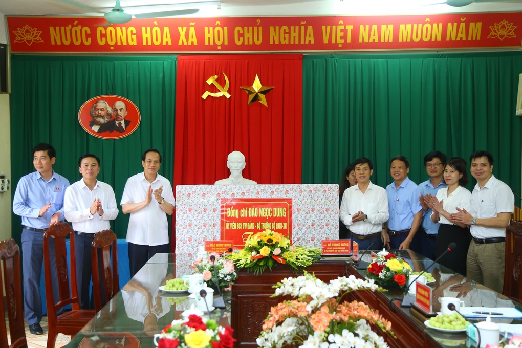Bộ trưởng Bộ LĐ-TBXH tặng quà người có công, người nghèo - 4 Bộ trưởng Bộ LĐ-TBXH tặng quà người có công, người nghèo - 4