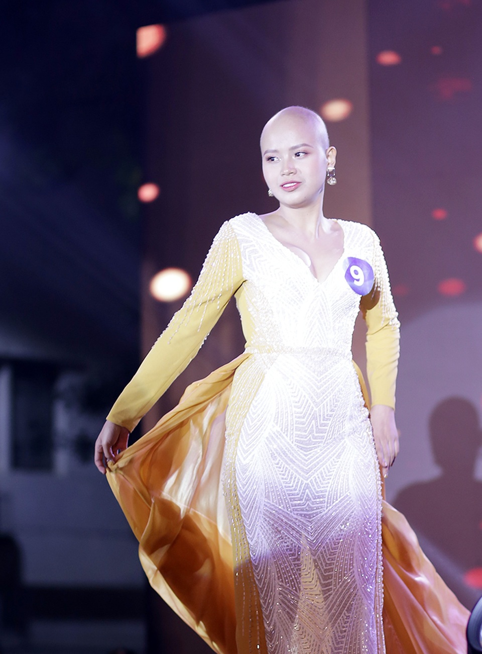 Nữ sinh bị ung thư tự tin khoe sắc trong Duyên dáng Ngoại thương - 1 Nữ sinh bị ung thư tự tin khoe sắc trong Duyên dáng Ngoại thương - 1