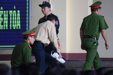 Bị cáo Phan Văn Vĩnh và Nguyễn Thanh Hóa đều rời phòng xử án vì "tăng huyết áp"