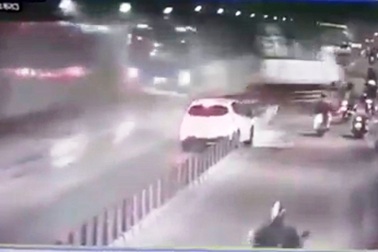 Camera ghi lại thời khắc xe tải “đại náo” hầm vượt sông Sài Gòn