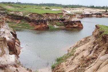 Lo ngại sạt lở nghiêm trọng tại mỏ sắt Thạch Khê do sóng lớn