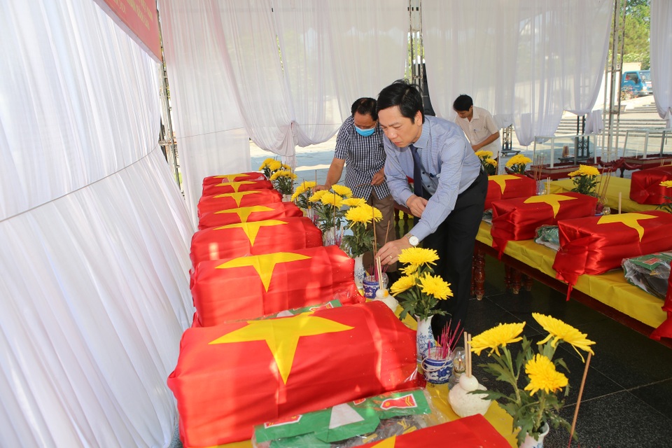 Truy điệu, an táng 16 hài cốt và 1 mộ tập thể liệt sĩ hy sinh tại Lào - 3 Truy điệu, an táng 16 hài cốt và 1 mộ tập thể liệt sĩ hy sinh tại Lào - 3
