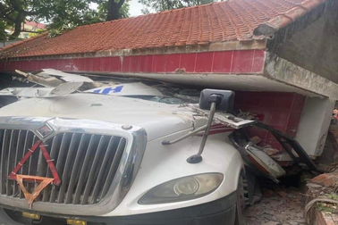 Xe container đâm sập cổng công ty, tài xế tử vong trong cabin