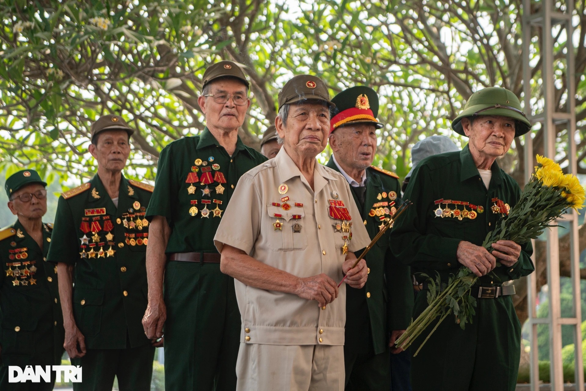 Cụ Bùi Kim Điều (thứ 3 từ trái sang) cùng các cựu chiến binh Điện Biên Phủ đến viếng đồng đội tại nghĩa trang liệt sĩ Đồi A1 (Ảnh: Mạnh Quân).