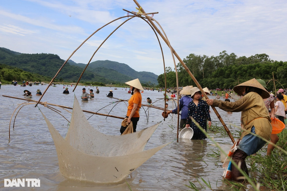 Độc đáo hàng nghìn nơm thủ lao xuống hồ đánh cá, tìm vận may ở Hà Tĩnh - 11 Độc đáo hàng nghìn nơm thủ lao xuống hồ đánh cá, tìm vận may ở Hà Tĩnh - 11