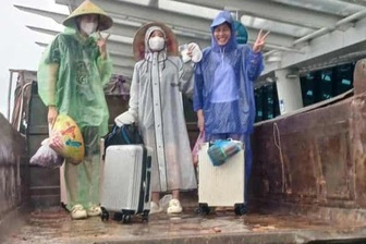 Khách Hà Nội đi công nông ra sân bay Huế hôm mưa lũ, lái xe không lấy tiền