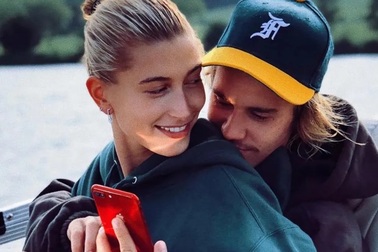 Vừa lấy vợ, “hoàng tử pop” Justin Bieber đã đề nghị fan… cầu nguyện cho mình