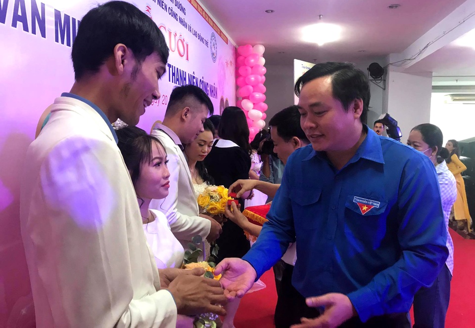Đám cưới tập thể miễn phí cho công nhân có hoàn cảnh khó khăn - 2 Đám cưới tập thể miễn phí cho công nhân có hoàn cảnh khó khăn - 2