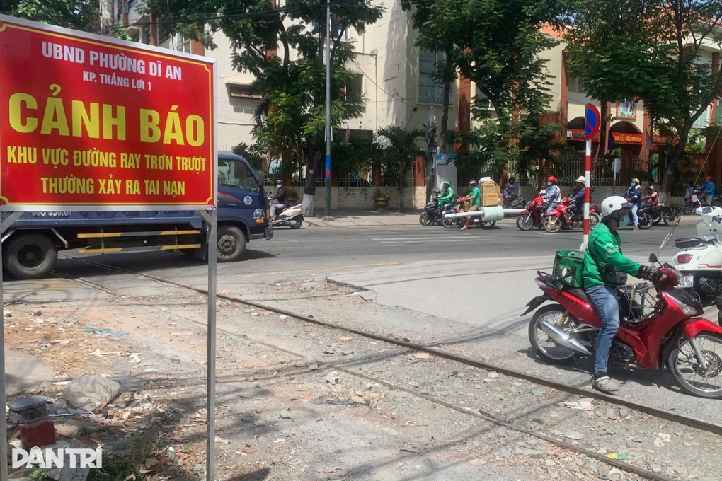 Đặt biển cảnh báo ở đường ray có nhiều người đi xe máy bị ngã ở Bình Dương - 1 Đặt biển cảnh báo ở đường ray có nhiều người đi xe máy bị ngã ở Bình Dương - 1