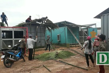 Phụ huynh xã nghèo chung tay sửa nhà bán trú cho con em