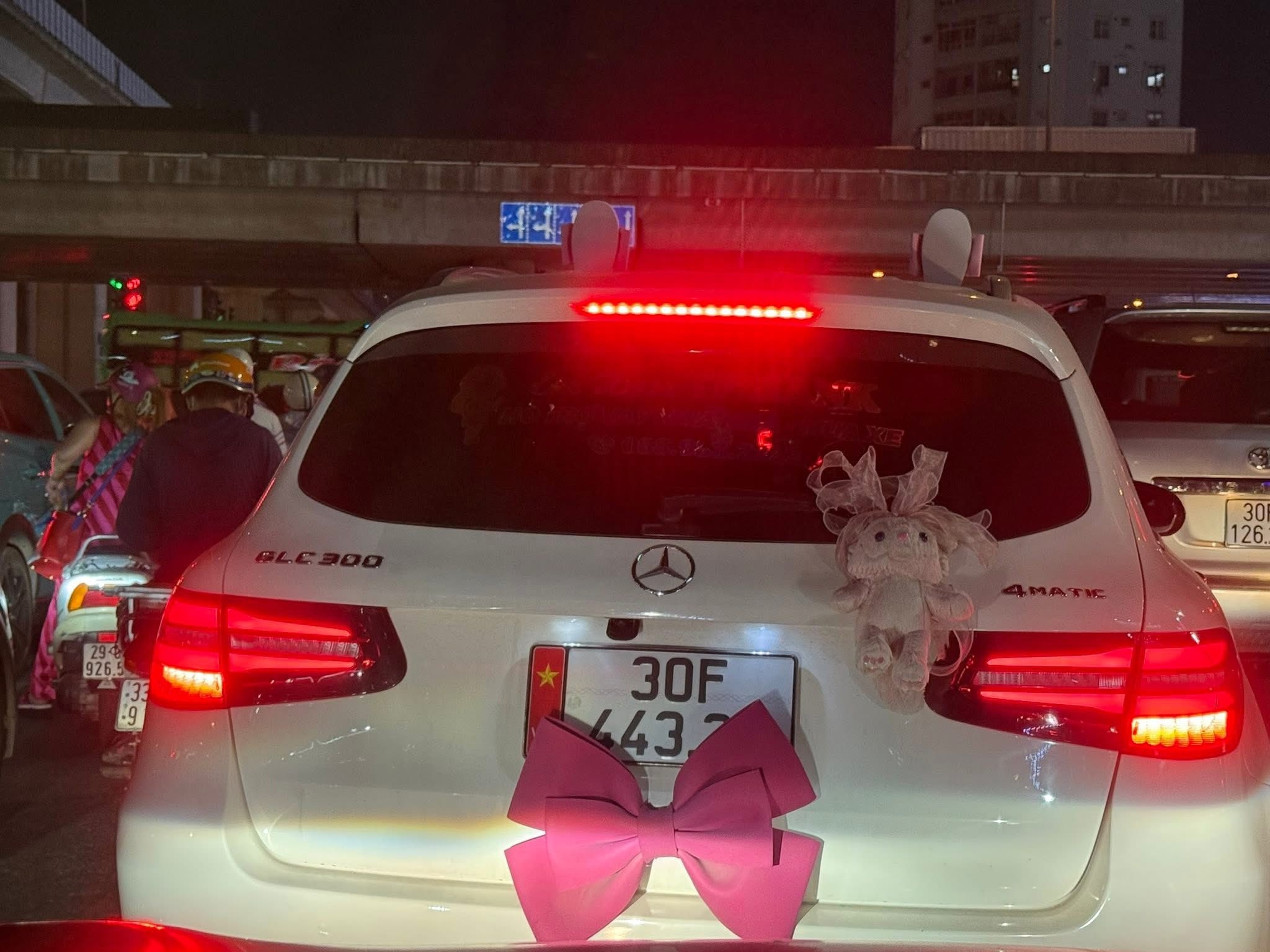 Cục CSGT xác minh chủ ô tô Mercedes gắn nơ hồng che biển số - 1