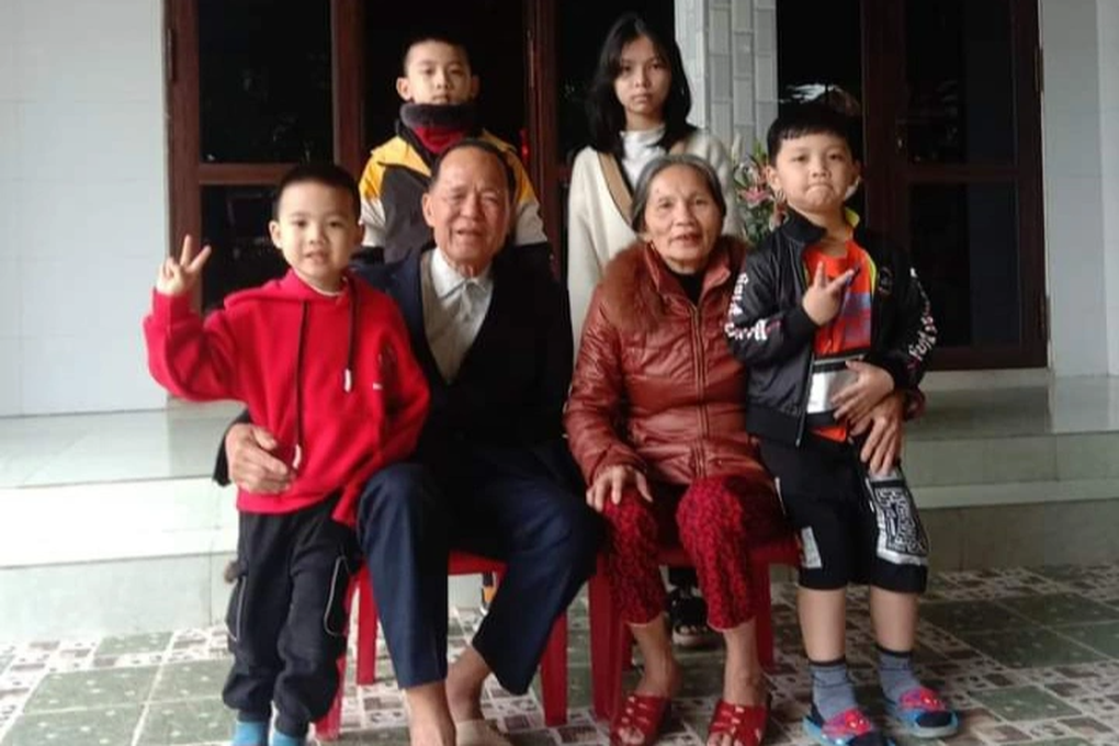 Vợ chồng thương binh nhặt khoai, mót sắn nuôi 8 con thành nhà giáo - 6 Vợ chồng thương binh nhặt khoai, mót sắn nuôi 8 con thành nhà giáo - 6