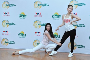 Thủy Tiên và Minh Hằng hội ngộ trên sàn tập