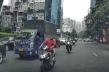 Người đi xe máy lấn sang làn đường ngược chiều, nhổ nước bọt vào ô tô