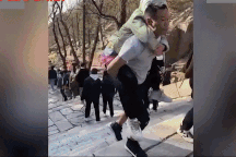 Người chồng suốt nhiều năm cõng vợ bị liệt leo núi ngắm bình minh