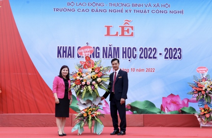 Bộ trưởng Đào Ngọc Dung gửi lẵng hoa chúc mừng nhà trường nhân dịp khai giảng năm học mới
