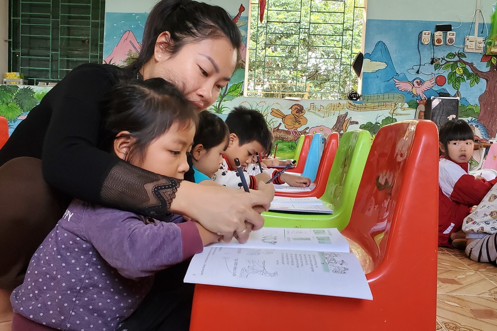 Học sinh ngồi nền nhà, lấy ghế làm bàn học: Yêu cầu kiểm tra - 1 Học sinh ngồi nền nhà, lấy ghế làm bàn học: Yêu cầu kiểm tra - 1