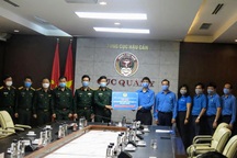 Trao tặng 2 tỷ đồng tới những người ở tuyến đầu chống dịch Covid-19