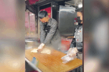 1,3 tỷ lượt xem màn "ném" bột độc lạ của thợ bán bánh nổi danh