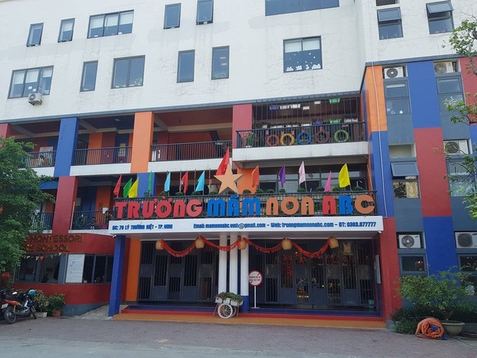 Vụ bé 5 tuổi bị đuổi học vì nợ tiền học phí: Bố cháu bé đến trường đe dọa và buộc kế toán đóng dấu dù không đóng tiền - Ảnh 1. Vụ bé 5 tuổi bị đuổi học vì nợ tiền học phí: Bố cháu bé đến trường đe dọa và buộc kế toán đóng dấu dù không đóng tiền - Ảnh 1.