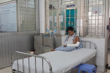 Tập leo tường giống trò chơi truyền hình, bé trai bị gãy 2 tay