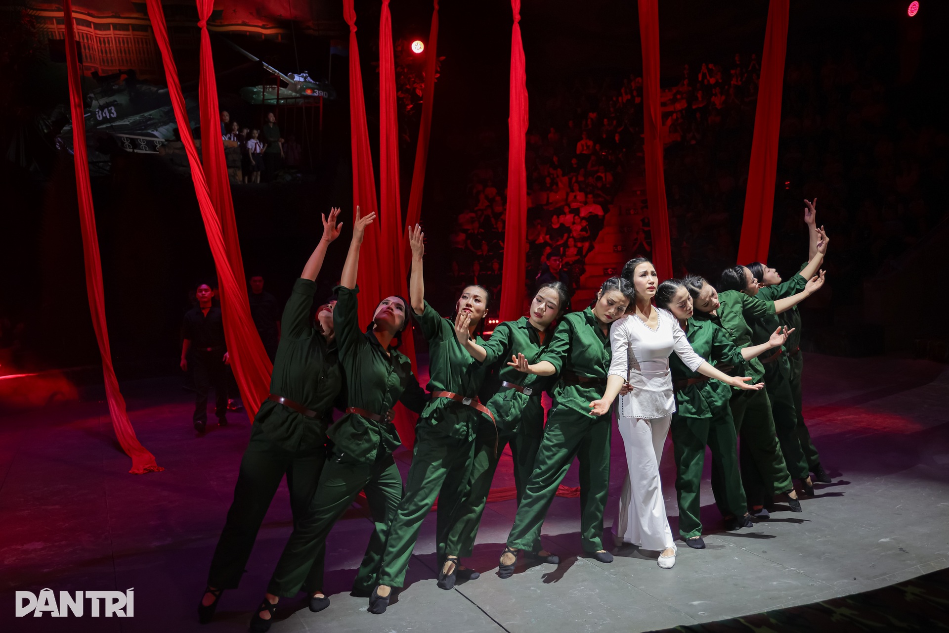 Khán giả mặc áo cờ đỏ sao vàng, cổ vũ xiếc Non sông ngày thống nhất - 8