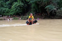 Bộ đội biên phòng kiệu trẻ em băng suối sâu đến trường