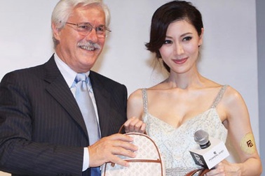 Cựu hoa hậu Lý Gia Hân khoe thiết kế túi xách 