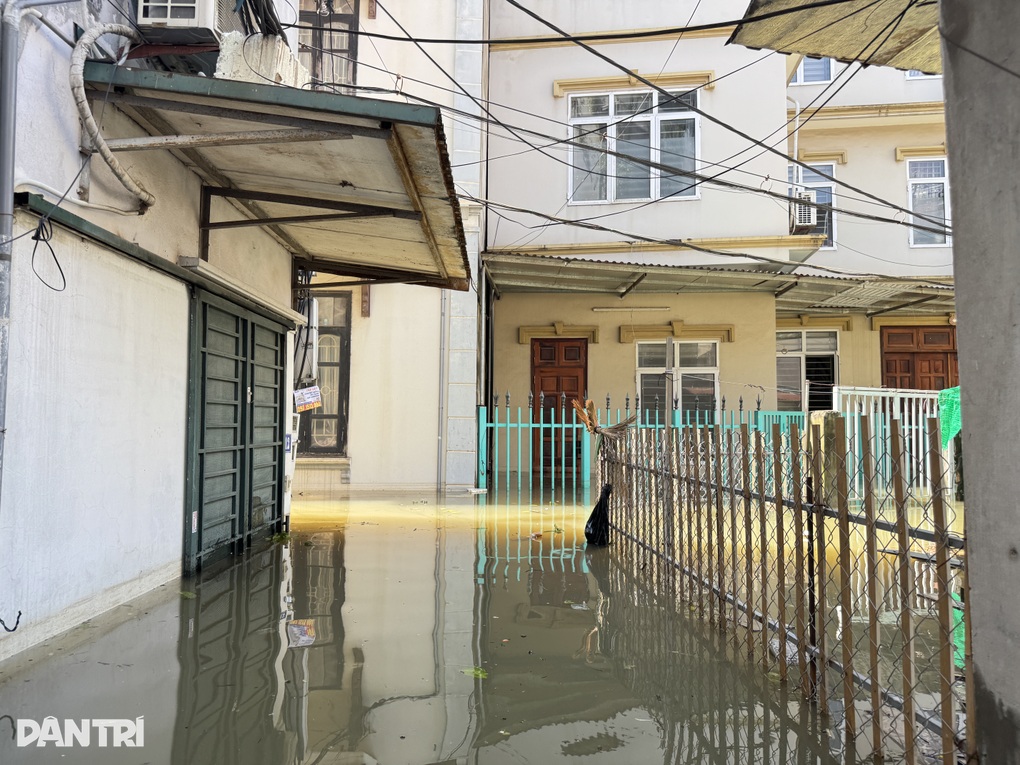 Nước ngập 5 ngày, người Hà Nội làm bè tự chế, chổi nhựa thành mái chèo - 2