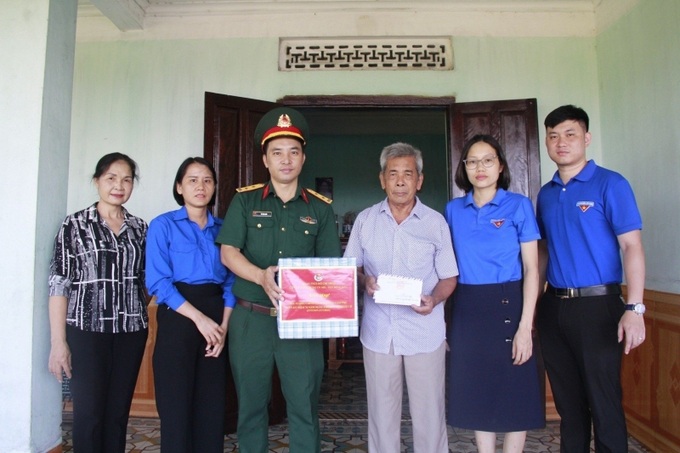 Thăm hỏi thương binh liệt sỹ, gia đình có công với cách mạng tại Phường Cẩm Phú (Ảnh: Xây lắp mỏ)