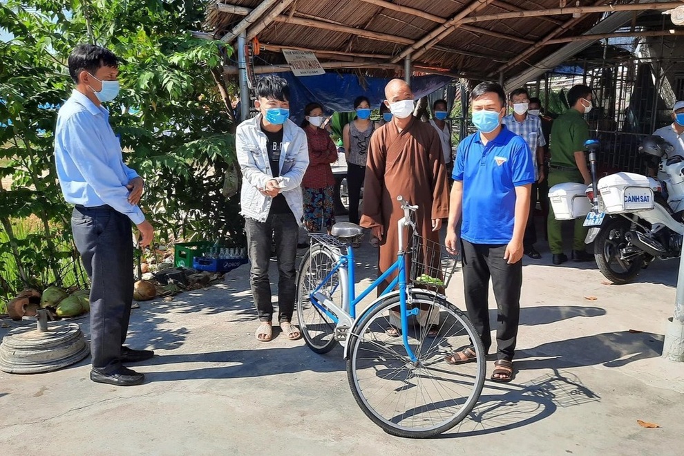 Nam thanh niên đi bộ về quê được người dân giúp đỡ xe đạp, thực phẩm - 1 Nam thanh niên đi bộ về quê được người dân giúp đỡ xe đạp, thực phẩm - 1