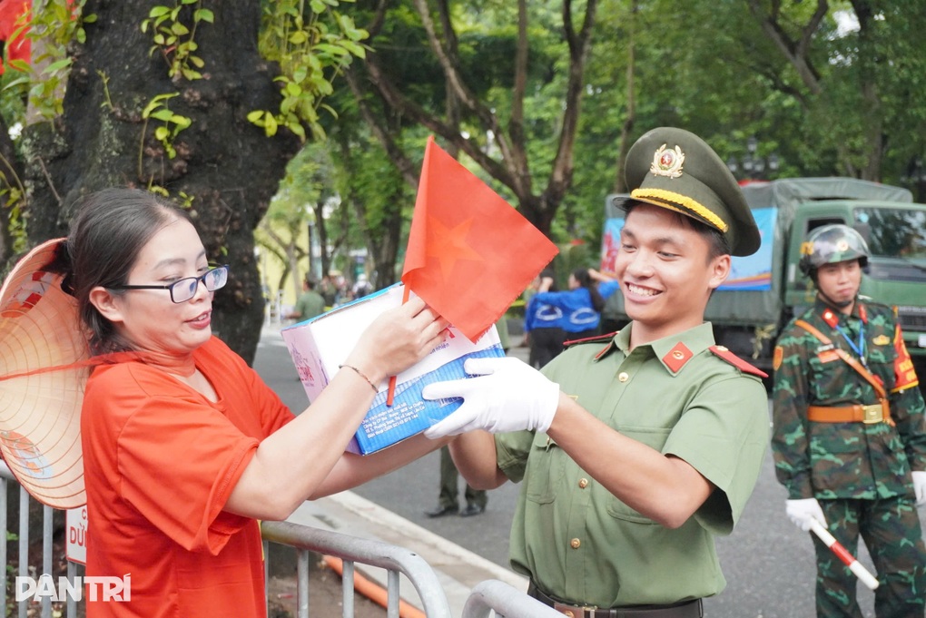 Bánh, nước miễn phí và tấm lòng người Hà Nội trong ngày sơ duyệt diễu binh - 3 Bánh, nước miễn phí và tấm lòng người Hà Nội trong ngày sơ duyệt diễu binh - 3