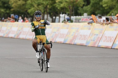 Nguyễn Tấn Hoài té ngã, mất áo xanh tại giải xe đạp xuyên Việt năm 2022