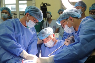 Phẫu thuật cắt tử cung, chữa ung thư không một vết rạch