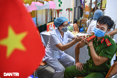 Chuyên gia: Chiến lược vắc xin và xét nghiệm của Hà Nội cần đi trước dịch