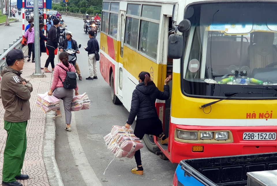 Xe khách nhái xe buýt, vô tư đón trả khách trong trạm trung chuyển - 5 Xe khách nhái xe buýt, vô tư đón trả khách trong trạm trung chuyển - 5