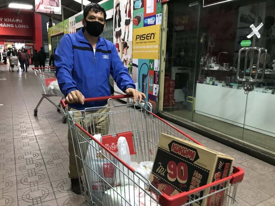 Hà Nội: Hàng cung ứng dồi dào nhưng một số người dân vẫn lo lắng dự trữ - 4 Hà Nội: Hàng cung ứng dồi dào nhưng một số người dân vẫn lo lắng dự trữ - 4