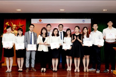 53 sinh viên nghèo xuất sắc nhận học bổng tài năng