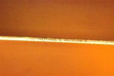 Điêu khắc trên mép lưỡi dao lam