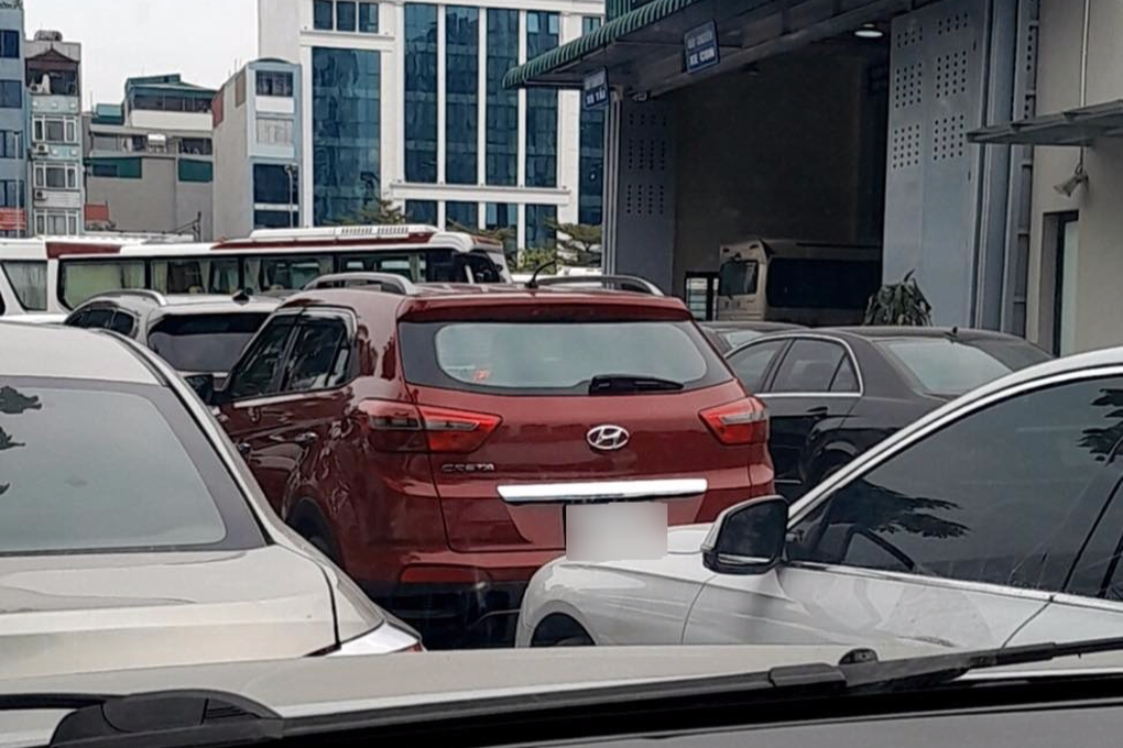 Xếp hàng 4 ngày ở ba trạm đăng kiểm, tài xế ấm lòng khi được mời cơm trưa - 1 Xếp hàng 4 ngày ở ba trạm đăng kiểm, tài xế ấm lòng khi được mời cơm trưa - 1
