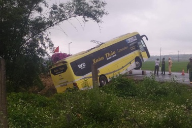 Xe khách nằm "vắt vẻo" sau tai nạn, hàng chục hành khách hoảng loạn