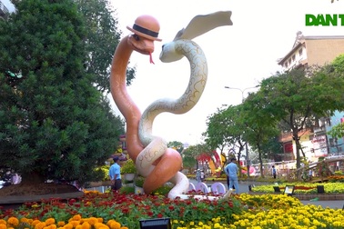 Lộ diện linh vật ở đường hoa Cần Thơ là cặp rắn tình nhân